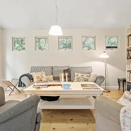 Дом отдыха Lovely In With Wifi *