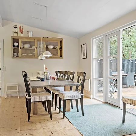 Дом отдыха Lovely In With Wifi